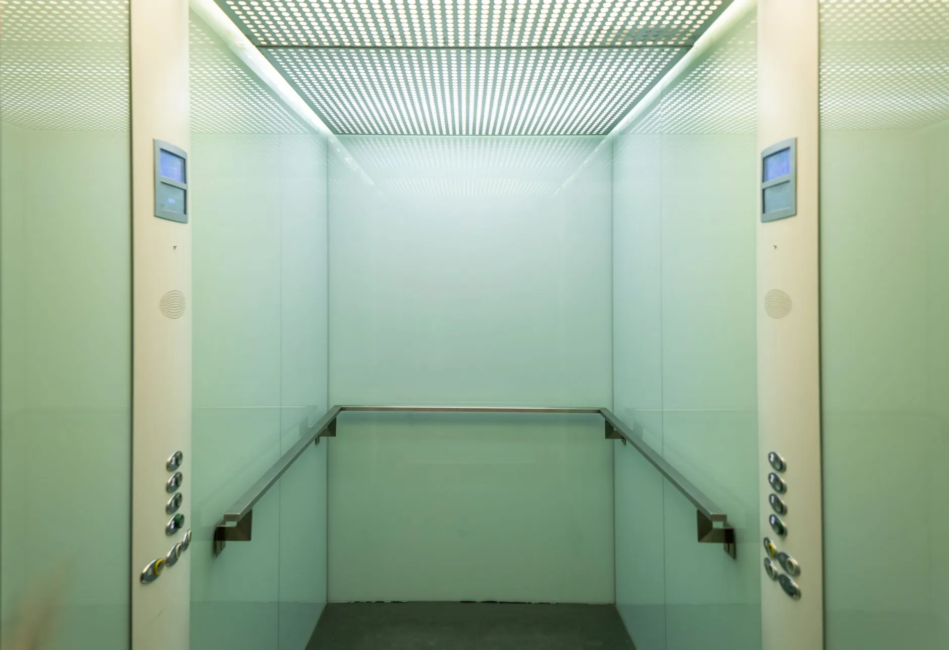 多媒体教室升级趋势：智能黑板与视频展台的协同应用方案