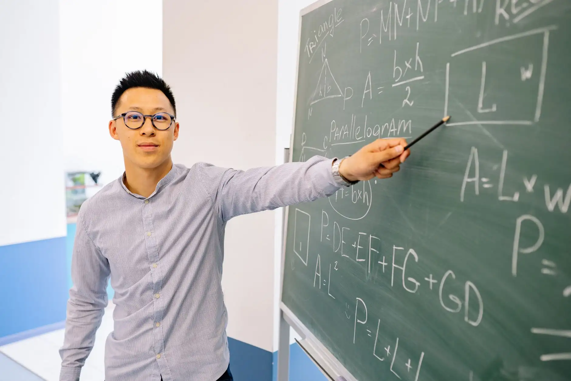 2025年北京K12学校多媒体教室智能黑板采购要点分析正文配图 1
