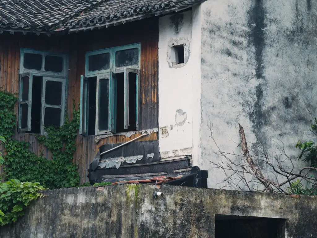 2025年教学投影机亮度标准升级对多媒体教室的影响分析
