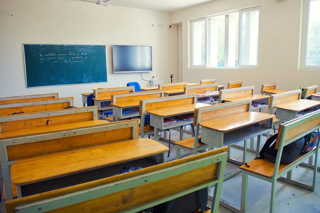 2025年智能黑板采购选型指南：K12教室适配要点解析正文配图 1